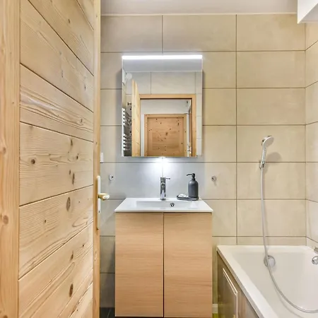 Apartment T2 + Cabine, Proche Pistes Et Centre, Balcon, Cheminee, Wifi, Parking, 4-5 Pers. *