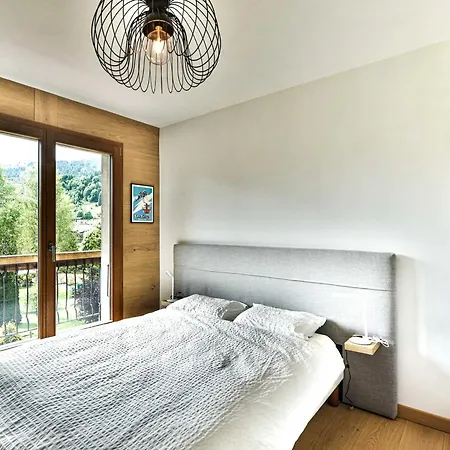 T2 + Cabine, Proche Pistes Et Centre, Balcon, Cheminee, Wifi, Parking, 4-5 Pers. *